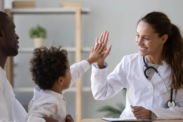 high five entre le médecin et l'enfant